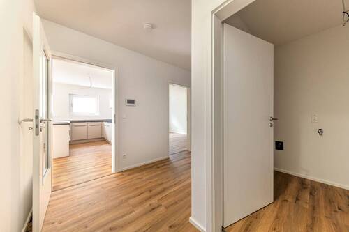 Flur - Etagenwohnung mit 80,00 m&sup2; in Gärtringen zur Miete