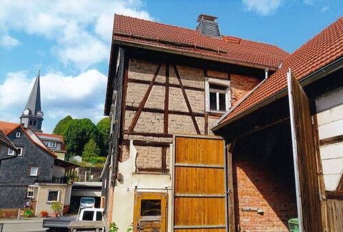 Hofansicht-Blick zur Kirche - Mehrfamilienhaus, Wohnhaus mit 125,00 m² in Viernau zum Kaufen
