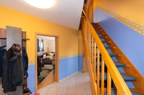 Flur mit Treppe zum OG - 