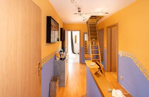 Flur im OG mit Zugang zum Dachboden - 