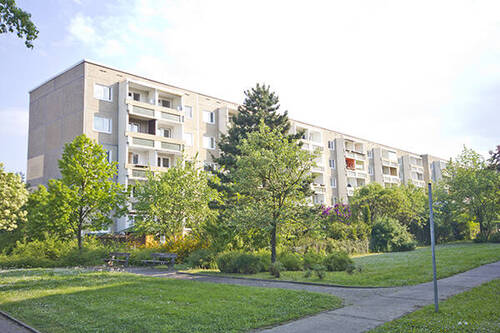 Ansicht hinten - In der Herrichtung! 2 Räume mit Balkon, Pachtgarten und barrierearmer Badewanne.