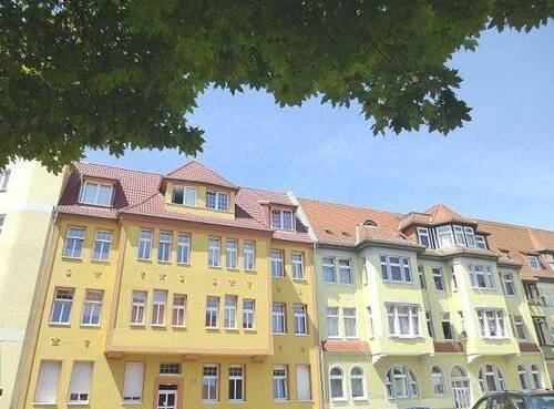 Hausansicht - TRAUMHAFT SCHÖNE WOHNUNG MIT BALKON UND KAMIN