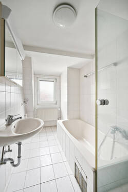 Badezimmer 2. OG - Mehrfamilienhaus, Wohnhaus mit 329,40 m² in Freiberg am Neckar zum Kaufen