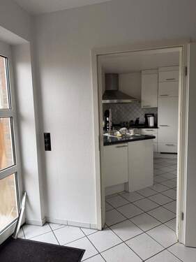 Eingang mit Blick in die Küche - 