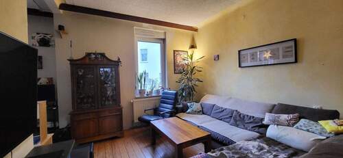 Gemütliches Zimmer im EG - BOUS - ZENTRALE RUHIGE LAGE - FREISTEHENDES GERÄUMIGES EINFAMILIENHAUS MIT VIEL PLATZ - DREI SCHLAFZIMMER, KLEINEM GARTEN + GARAGE