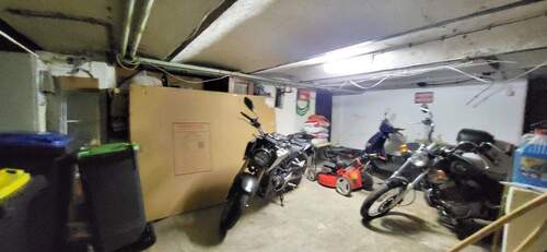 Garage mit Platz und Zugang ins Haus - 