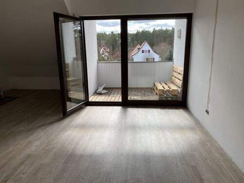 Wohnzimmer mit Dachloggia - Etagenwohnung mit 70,00 m&sup2; in Schwabach zur Miete