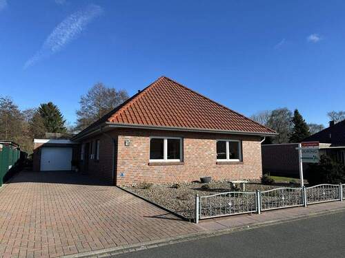 Außenaufnahme vorne - 4 Zimmer Bungalow zum Kaufen in Ostrhauderfehn