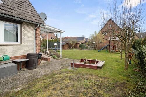 Blick in den weitläufigen Garten - 