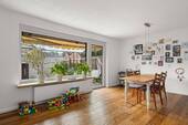Esszimmer mit Terrassenzugang - 7 Zimmer Einfamilienhaus in Neu Wulmstorf