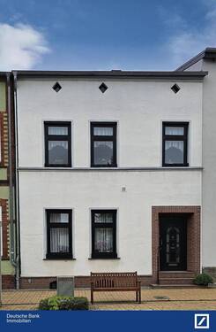 Straßenansicht - Reihenhaus mit Garten und Kamin sowie viel Platz zum Leben - zentral in Tessin!