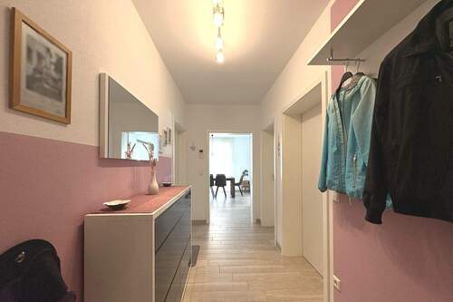 Flur - Etagenwohnung mit 96,00 m² in Ellhofen zum Kaufen