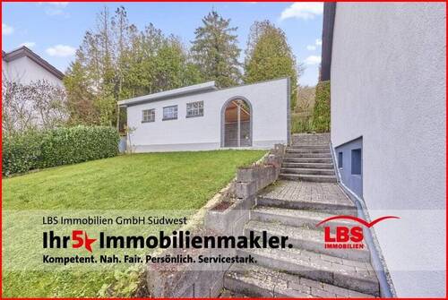 Weg zum Haus m. Freisitz - 