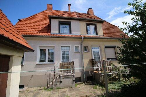 Hausansicht - 4 Zimmer Doppelhaushälfte zum Kaufen in Leuna