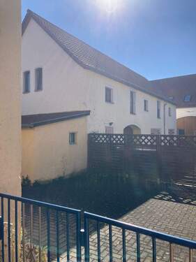 linkes Gebäude - 1 Zimmer Mehrfamilienhaus, Wohnhaus in Cavertitz