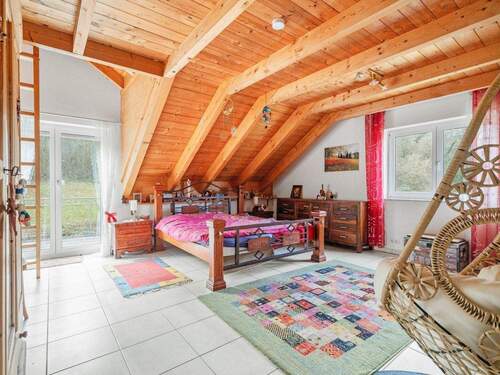 Schlafzimmer mit Balkon im Dachgeschoss - 