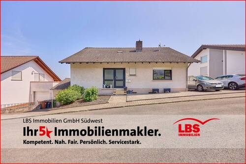 Frontansicht - Zweifamilienhaus in ruhiger Lage mit Garage und Terrasse