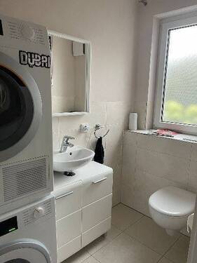 Gäste-WC mit Waschmaschienenanschluss - 