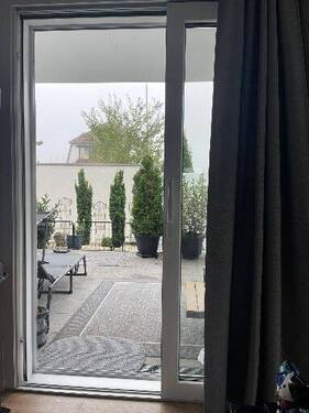 große Schiebetüre zur überdachten Terrasse - Etagenwohnung mit 107,00 m&sup2; in Bad Staffelstein zur Miete