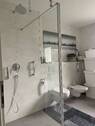 Bad mit Glasduche, Wanne und Fenster - 