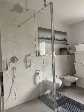 Bad mit Glasduche, Wanne und Fenster - 