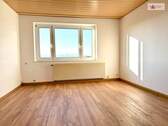 Wohnzimmer - Wohnen in Bärenstein mit tollem Ausblick und eigenem Garten - PKW-Stellplatz und Garage vorhanden!!