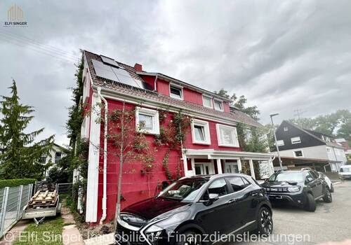 Hausansicht vorne und seitlich - Geräumige Wohnung mit großem Balkon - Ihr neues Zuhause in Neckartailfingen