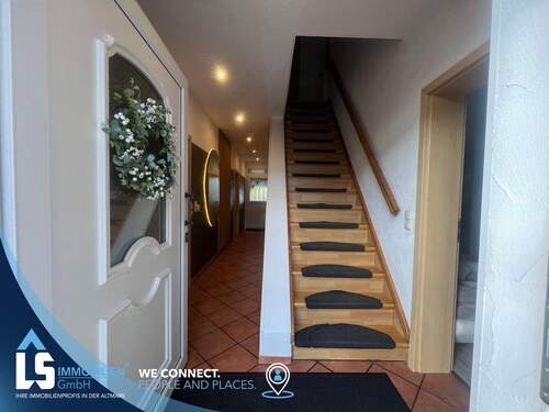 Treppe ins Dachgeschoss - 4 Zimmer Einfamilienhaus zum Kaufen in Falkenstein/Harz