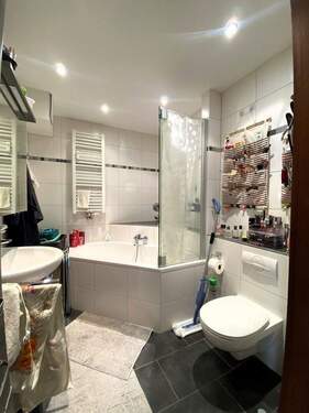 Badezimmer - Etagenwohnung mit 97,90 m&sup2; in Neufahrn zum Kaufen