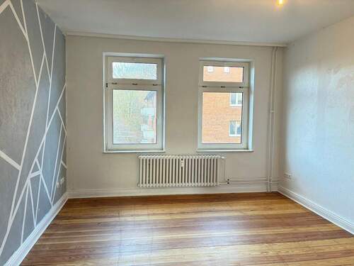 Wohnzimmer - 4 Zimmer Altbauwohnung mit zwei Balkonen