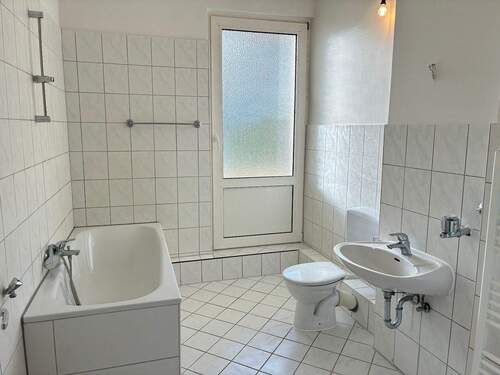 Bad mit Balkon - Etagenwohnung mit 89,00 m&sup2; in Kiel zur Miete