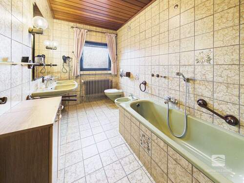 Badezimmer 1/2 - 