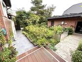 Blick in den Garten mit Garage - 