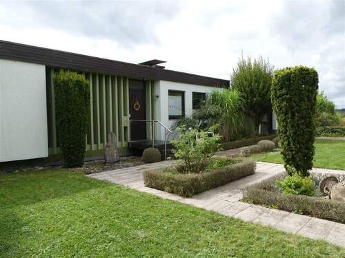 Front - Architektenhaus mit Einliegerwohnung, zwei Einzelgaragen und unverbaubarem Weitblick