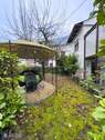 Vorgarten/Vorderhaus/Überdachter Freisitz - 