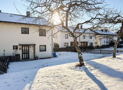 Hausansicht vorne - Familienhaus mit Wohlfühlfaktor: Garten, Kamin, Platz & zwei Garagen