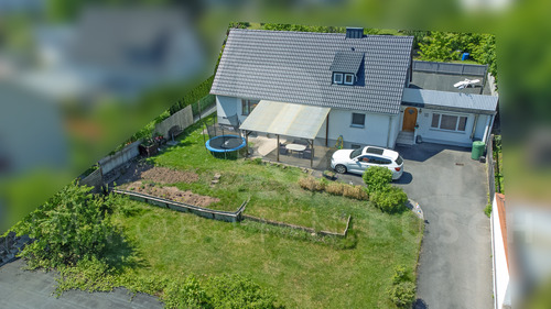 DJI_0246.png - Freistehendes Einfamilienhaus mit Garagen in guter Wohnlage