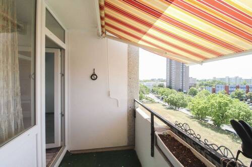 Balkon mit Markise - 2 Zimmer Etagenwohnung in Laatzen