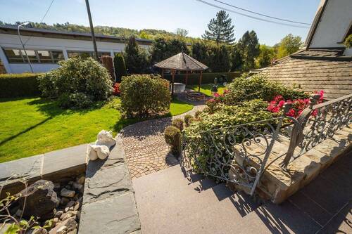Blick in den Garten - 8 Zimmer Einfamilienhaus in Raubach