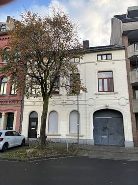 Hausfront - Frei werdende Gewerbeeinheit inmitten des Aachener Zentrums mit zwei Praxisräumen und Stellplatz