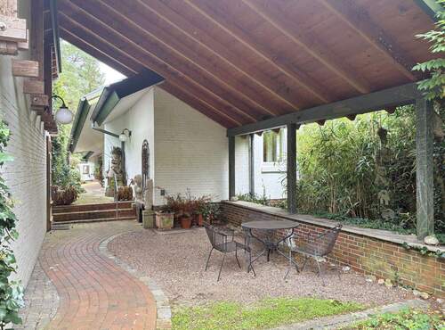 Carport / überdachte Terrasse - 6 Zimmer Einfamilienhaus in Stuhr