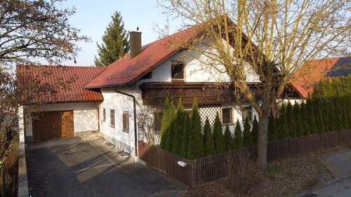 Westansicht - Wohlfühlen auf zwei Etagen - Familienidyll mit Garten und Garage