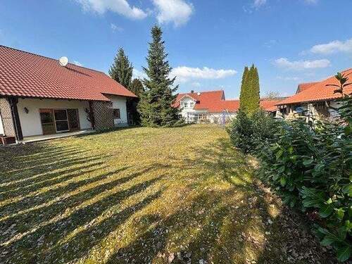 ebenerdiger großer Garten - 