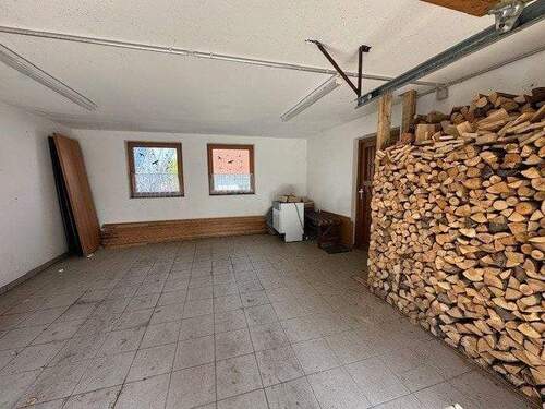 große geflieste Garage - 