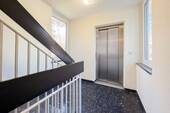 Treppenhaus / Aufzug - 