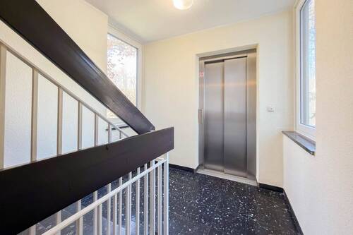 Treppenhaus / Aufzug - 