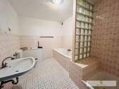 Dusch-Wannen-Bad im Souterrain - 