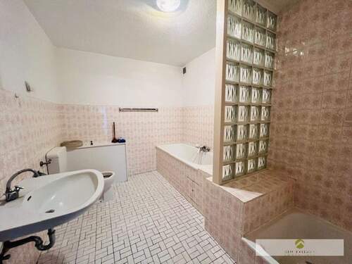 Dusch-Wannen-Bad im Souterrain - 