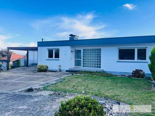 Vordere Ansicht des Bungalows - 7 Zimmer Doppelhaushälfte in Ense-Niederense
