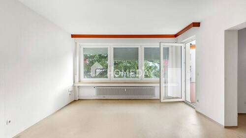 Wohnzimmer 1 - Charmante Etagenwohnung mit großzügiger Loggia und gepflegtem Wohnumfeld